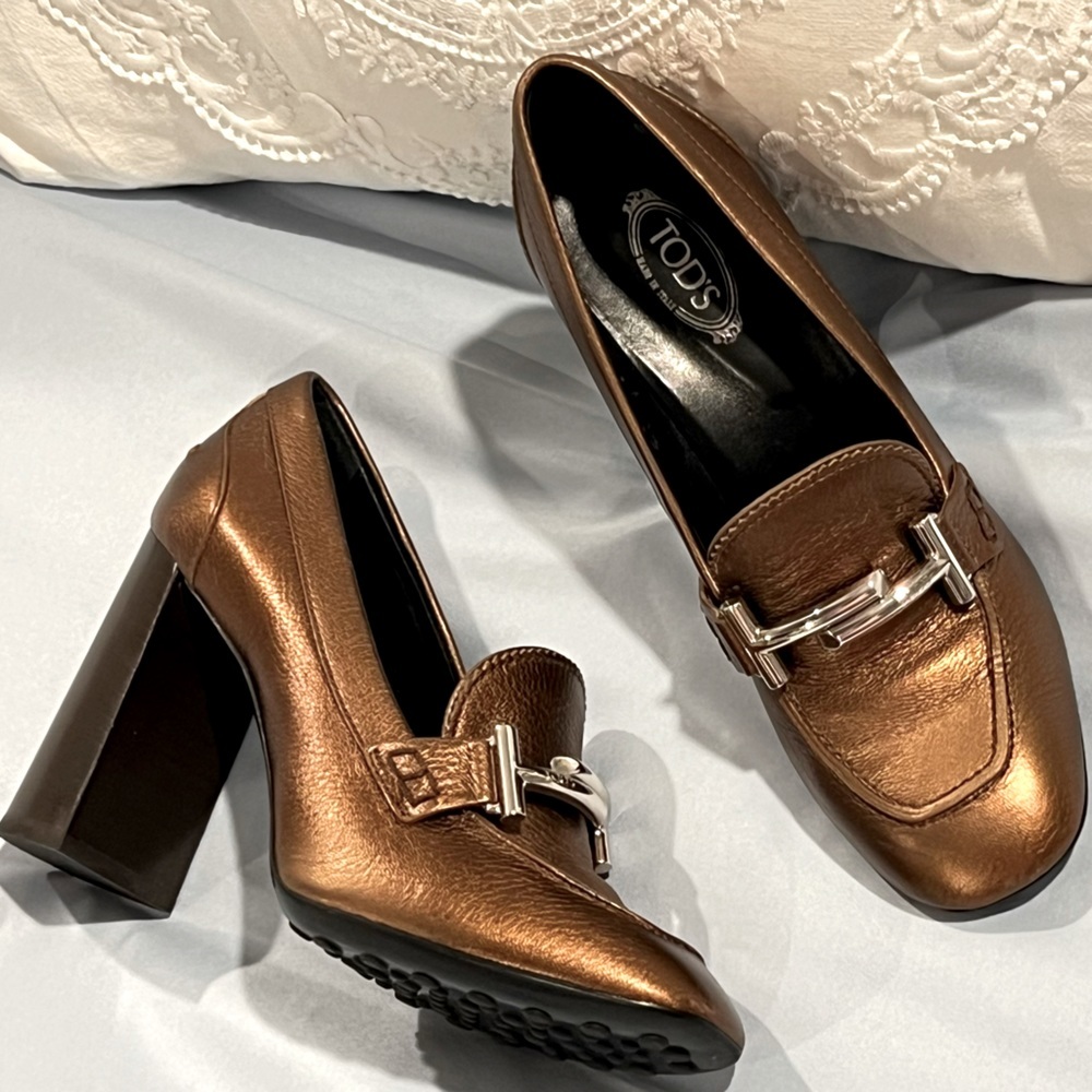 Tod's👠🔥
Tod's Metallic Bronze Leather Gomma Maxi Double T Court Loafer Pumps